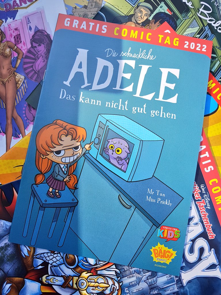 SMCNRW's tweet photo. Genial oder geschmacklos?🤔 Heute #GratisComicTag mit "Die schreckliche #Adele" aus Frankreich. Cover: Mädchen mit Katze in Mikrowelle.🙀 "Pulverfass voller schwarzem Humor gemischt mit einem Funken Zärtlichkeit (...) das wird ein Riesenspaß!" #GratisComic
https://t.co/LlMXBg3eWe https://t.co/TtgKCfFtH4
