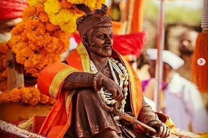 देश धर्म पर मिटने वाला, शेर शिवा का छावा था। महा पराक्रमी परम प्रतापी, एक ही शंभू राजा था।

धर्म की रक्षा के लिए अपनी तलवार व छाती मुगलों के समक्ष अड़ा देने वाले मां भारती के वीर सपूत छत्रपति संभाजी महाराज जी की जयंती पर उन्हें शत्-शत् नमन।

#sambhajimaharajjayanti