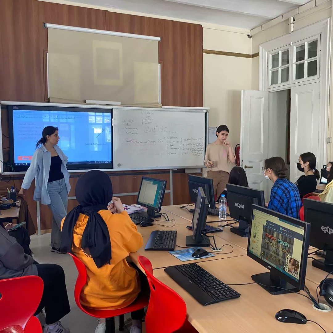 Beyoğlu Anadolu Lisesi çözüm için çalışmalara devam ediyor 
#HarezmiEgitimModeli 
<a href="/istanbulilmem/">İstanbul İl Millî Eğitim Müdürlüğü</a> 
<a href="/beyogluilcemem/">Beyoğlu İlçe Milli Eğitim Müdürlüğü</a> 
<a href="/hnnbagci/">Hüseyin BAĞCI</a>