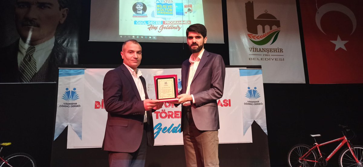 tilmiz23's tweet photo. Viranşehir öğrenci Derneği'nin düzenlediği Kudüs konulu bilgi yarışması ödül törenine katılım sağladık. Bu anlamlı programı icra eden dernek yönetimi ve katılımcılara teşekkür ediyorum. https://t.co/r9gJxX6pDN