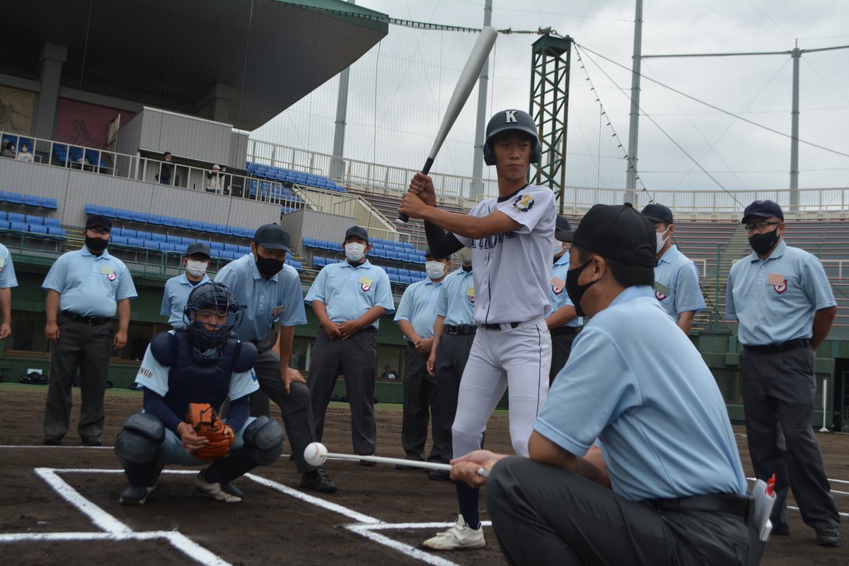 asahi_wakayama's tweet photo. 高校野球、春の近畿大会は２１日（土）から和歌山・紀三井寺で開幕。大会でジャッジする近畿２府４県の審判員による講習会がありました。みなさん熱く真剣でした
＃高校野球 https://t.co/BwXWgWJata