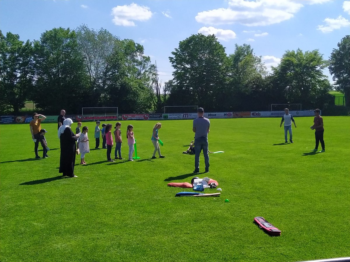cricket_tvp's tweet photo. TVP-Cricket hat in der Geundschule Pflugfelden die Festtage mit Crcket begleitet. 
#DCB 
#ludwigsburg
#bwcv
#tvpflugfelden
#sportregionstuttgart
#wlsb
#dosb
#Pflugfelden
#GrundschulePflugfelden 
#womencricket 
#cricketdays22 https://t.co/gMEGOmJQ3B