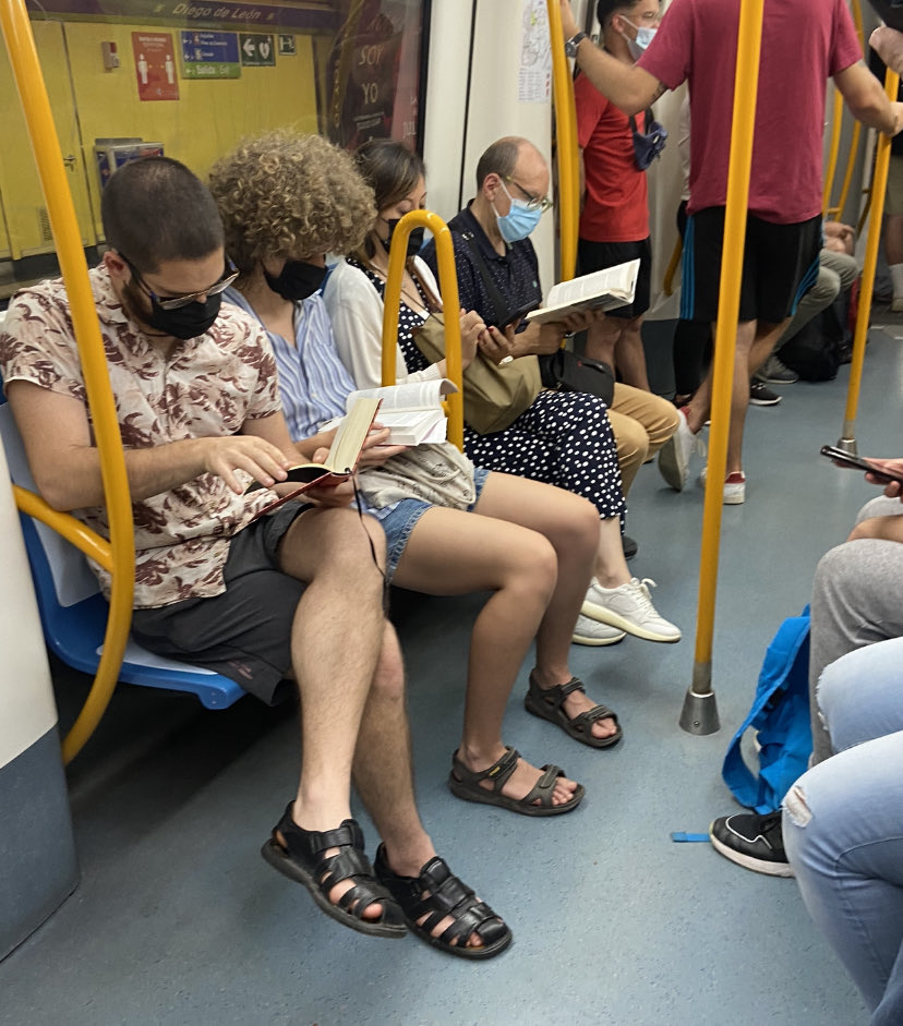 juanjtortosa's tweet photo. Aunque parezca mentira, está foto está tomada ayer en el metro de Madrid. De cuatro personas, sólo una con el móvil y tres… ¡leyendo! https://t.co/7WPyvx0Rr9