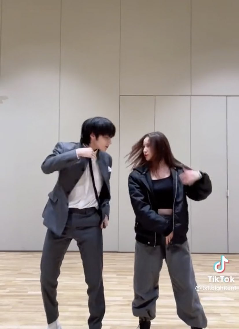 TXTUNOFFlClAL's tweet photo. THE DIFFERENCE BETWEEN KAI AND HIYYIH  VS KAI AND LEA HELP ME SHKSKS https://t.co/pGAoqex2Y4