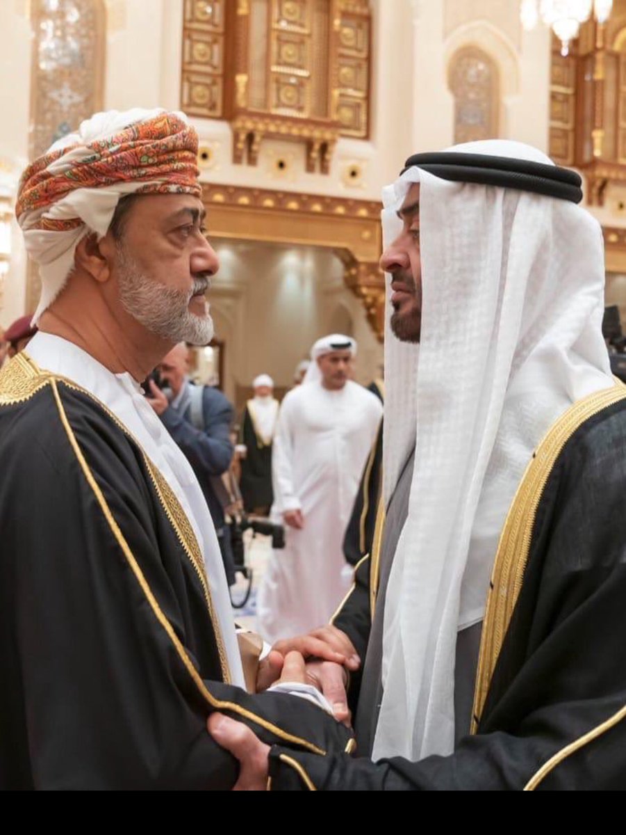 باقين ع ذيك العوايد 
مابيننا حاسد وشمّات
حنّا سنع قابوس وزايد
في عروقنا عمان وإمارات
نبقى لكم عون وسنايد
وقت الطواري والسهالات 
وهيثم أخومحمد بوخالد
ماضي ف ترسيخ العلاقات
🇦🇪🇴🇲
 #السلطان_هيثم_بن_طارق
#محمد_بن_زايد