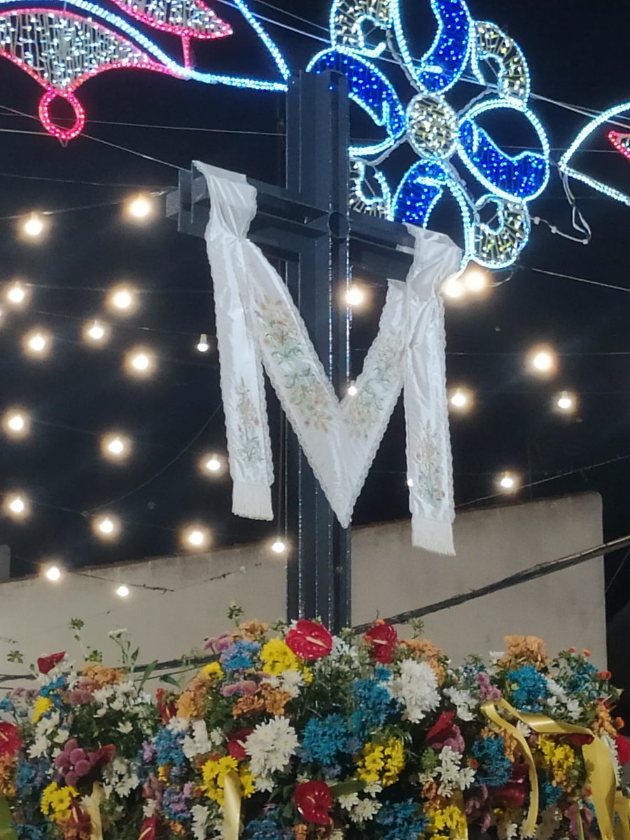 En la noche ayer acompañamos a nuestra querida Hermandad de la Santa Cruz de Montañina en la Procesión de regreso hasta su Capilla, desde estas lineas queremos darles la enhorabuena por la celebración de sus Cultos y de su Procesión y desearles unas felices fiestas de gloria.