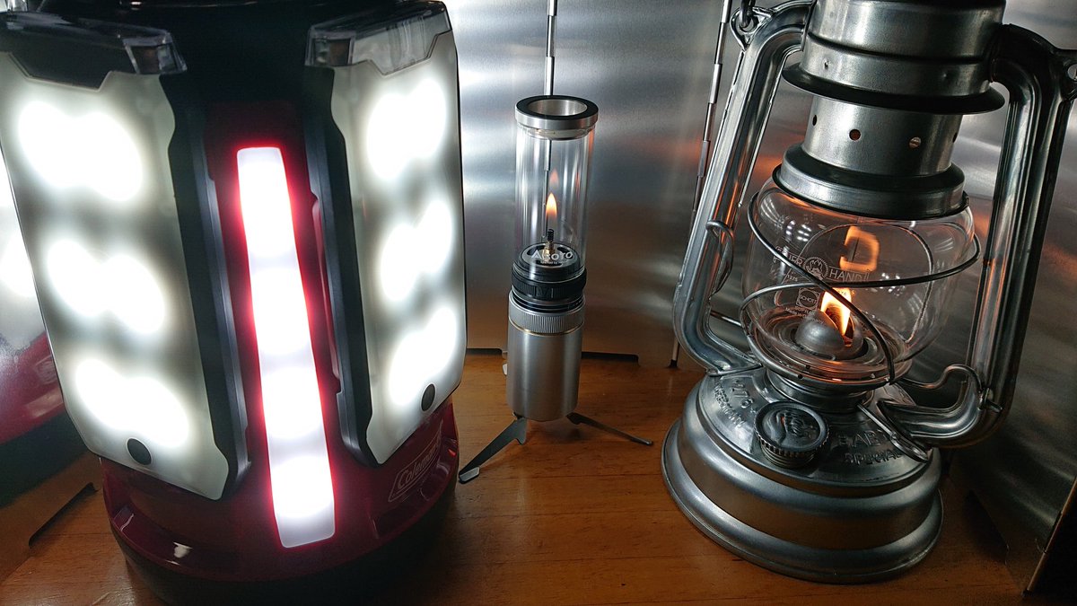 sivaxjr's tweet photo. 我が家の主力ランタン達。
Coleman クアッドマルチパネルランタン
SOTO SOD-260 hinoto
FEUR HANDO ベイビースペシャル276
LEDにガスにオイル。
あらゆる用途に応じれるツワモノランタン(笑)
#ランタン
#Coleman
#SOTO
#FeurHand
#SOD260
#ジンク276
#LED
#ガス
#オイル
#ハリケーンランタン https://t.co/WKOnbn4mCR