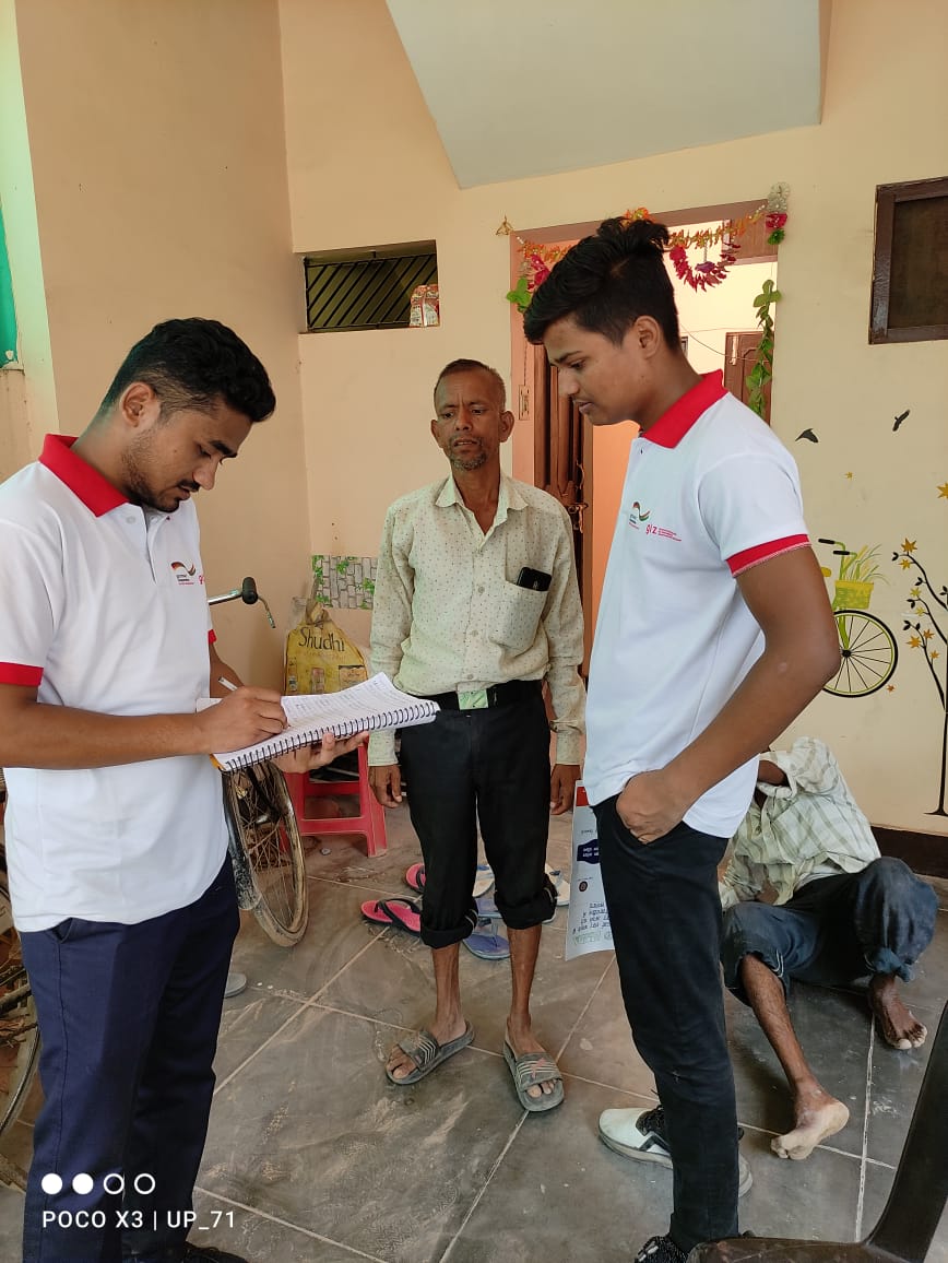 ISMARTIndia's tweet photo. GiZ with its consultants; Deloitte &amp; AHAsolar Pvt. Ltd. and the state Government agencies of Uttar Pradesh, conducted a door-to-door campaign to spread the message among the people of Ayodhya to adopt the RTPV system.
@giz_india @mnreindia @Deloitte @AhaSolar 
@PulkitDhingra10 https://t.co/Csy6b0BS7l