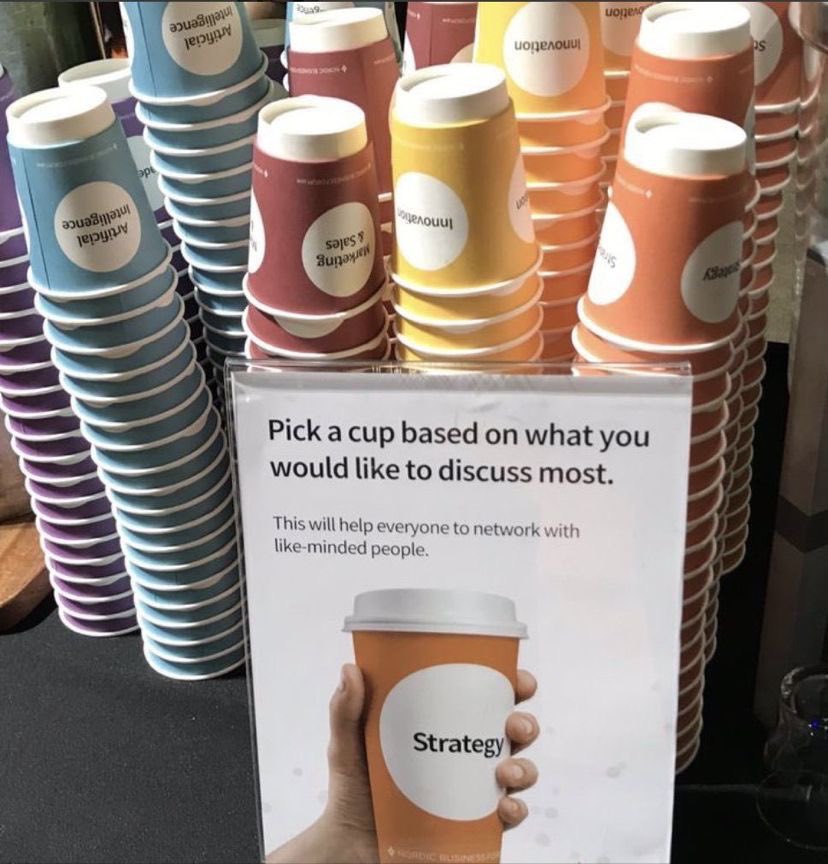 Ialdeyafa's tweet image. فكرة جميلة في أحد المقاهي 💡.. 

كل عميل ياخذ الكوب بالموضوع اللي يبي يتكلم عنه ويجتمعون أصحاب نفس الموضوع ويتشاركون الحوار ويتبادلون المعرفة 👏🏻✅.

وش رأيكم بالفكرة؟