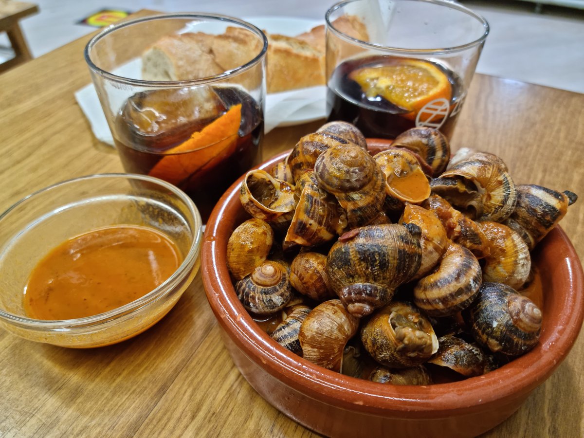 Aperitivo más madrileño imposible, en el <a href="/MVallehermoso/">Mercado Vallehermoso</a> Faltan dedos que chupar ante los riquísimos caracoles a la madrileña de <a href="/CaracolCadalso/">CARACOL DE CADALSO</a> con su jamoncito, chorizo y un toque muy especial picantón. El moje de pan...ya es otra historia #gastronomía #Madrid #Foodie #food