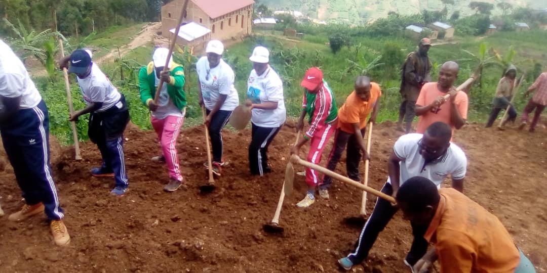 MuramvyaProv's tweet photo. Avec la participat° des cadres natifs ,Admicom @CommuneMuramvya et certains des chefs de services provinciaux,la π°des 7sous collines de la colline #Kirama effectue les travaux liés au traçage de la nouvelle route reliant le centre Kirama et la #RN1 au niveau de la zone #Bugarama https://t.co/8rjnH0iaoW