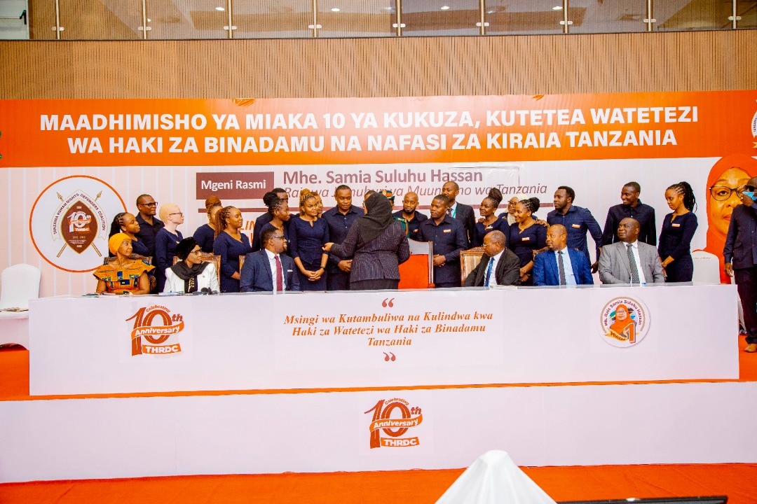 THRDCOALITION's tweet photo. PICHA: Rais wa Jamhuri ya Muungano wa Tanzania Mh. Samia Suluhu Hassan akiteta jambo na Sekretariet ya mtandao wa @THRDCOALITION mara baada ya kupata picha ya pamoja Baada ya maadhimisho ya miaka 10 ya mtandao huo hapo Jana.

#10yrsofthrdc 
#Miaka10yathrdc 
#AdecadeofTHRDC https://t.co/TNqnXwqQ78