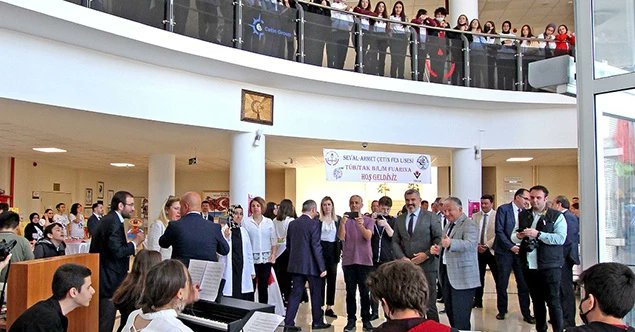 4006 TÜBİTAK Bilim Fuarı’mızın açılışına Kaymakam Murat Duru, Milli Eğitim Müdürü Hüseyin Gümüş, okul müdürleri, öğretmenler, öğrenciler ve  Seval-Ahmet Çetin katıldı. Oldukça beğenilen sergimize emeği geçen öğrenci ve öğretmenlerimize çok teşekkür ederiz. <a href="/ersanulusan/">Ersan Ulusan</a>