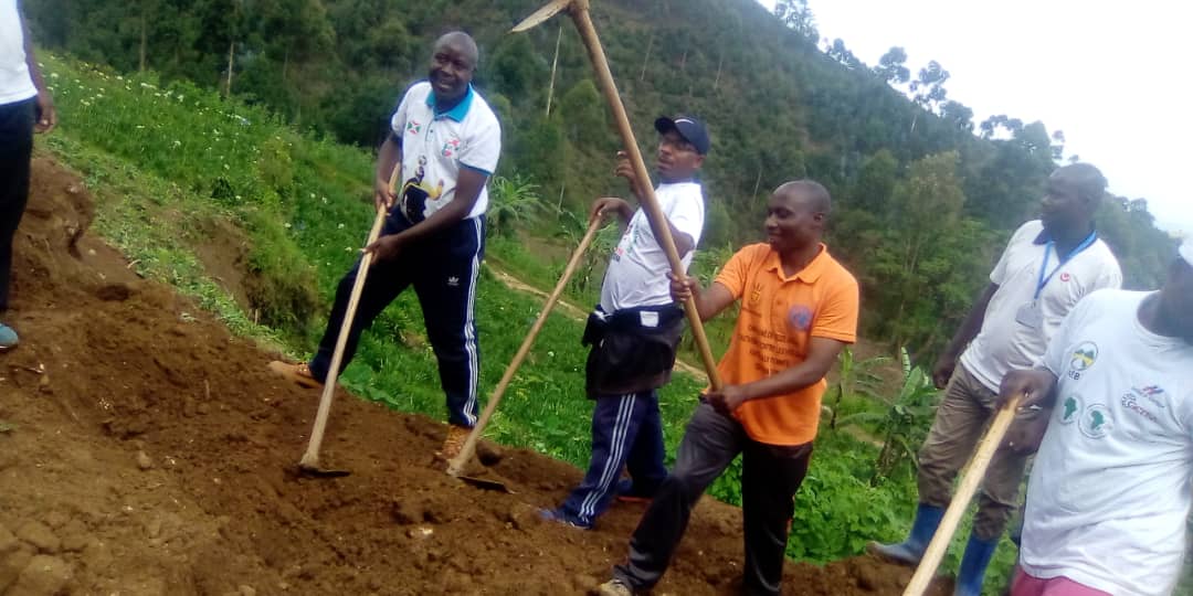 MuramvyaProv's tweet photo. Avec la participat° des cadres natifs ,Admicom @CommuneMuramvya et certains des chefs de services provinciaux,la π°des 7sous collines de la colline #Kirama effectue les travaux liés au traçage de la nouvelle route reliant le centre Kirama et la #RN1 au niveau de la zone #Bugarama https://t.co/8rjnH0iaoW