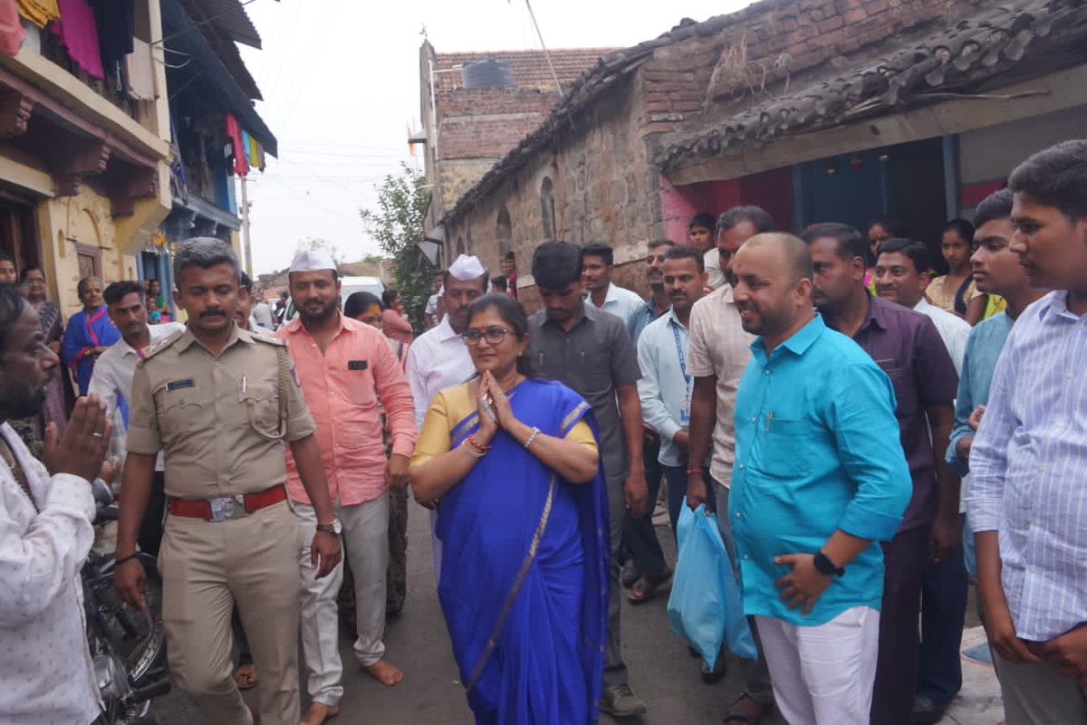 annasahebsjolle's tweet photo. ಚಿಕ್ಕೋಡಿ ತಾಲೂಕಿನ ಅಂಕಲಿ ಗ್ರಾಮದಲ್ಲಿ, ಮೂರು ವರ್ಷಕ್ಕೊಮ್ಮೆ ನಡೆಯುವ ಶ್ರೀ ಲಕ್ಷ್ಮೀದೇವಿಯ ಜಾತ್ರೆಯ ನಿಮಿತ್ತ ದೇವಸ್ಥಾನಕ್ಕೆ ಭೇಟಿ ನೀಡಿ, ದೇವರ ದರ್ಶನ ಪಡೆದು ಸಕಲರಿಗೂ ಒಳಿತಾಗಲಿ ಎಂದು ಪ್ರಾರ್ಥಿಸಲಾಯಿತು.
#Chikodi | #Ankali https://t.co/qVhFkKeFw2