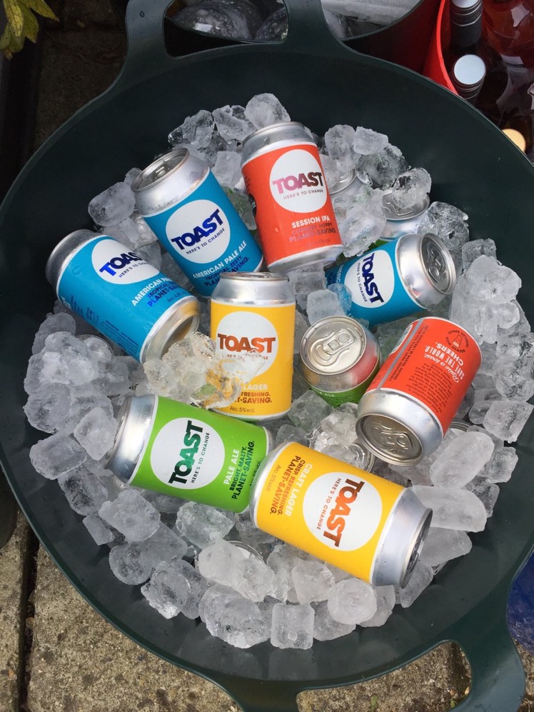 ToastAle's tweet photo. Great tip to get the beers chillin’ super quick this weekend.
🧊Grab a big bucket & fill with ice & water.
🧂Add about 500g of salt - makes water’s freezing point is lower, so the liquid will be around -1c.
🍻Add cans & they’ll be super cool in about 30 mins.
Cheers!
#BeerHack https://t.co/D34QrFyiAl