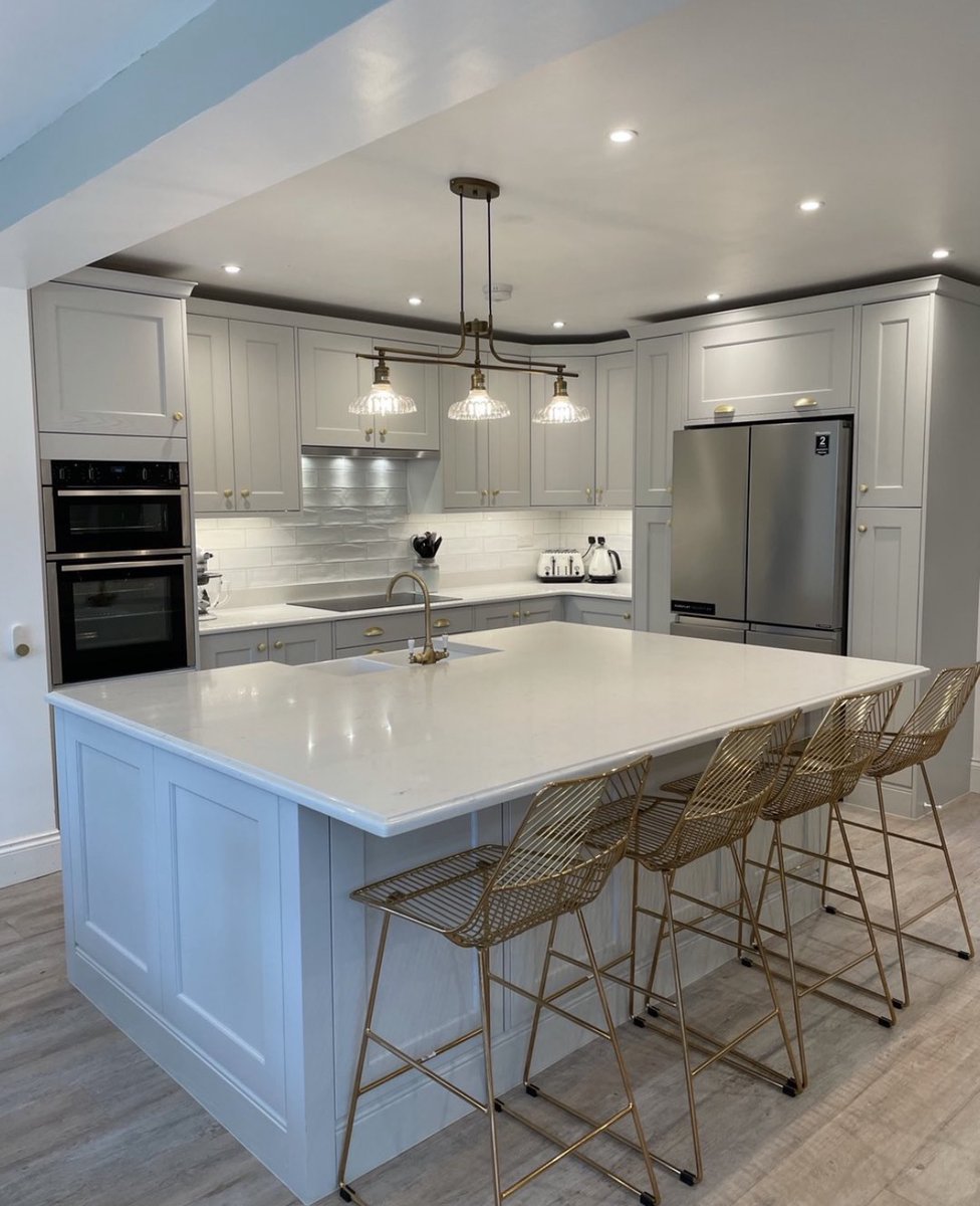 The bumpy finish of our glossy Antique range adds interest to this kitchen splashback when the light hits and is reflected back around the room. The overall look remains clean and simple but the added detailing is the perfect finishing touch. Shop in store and online.