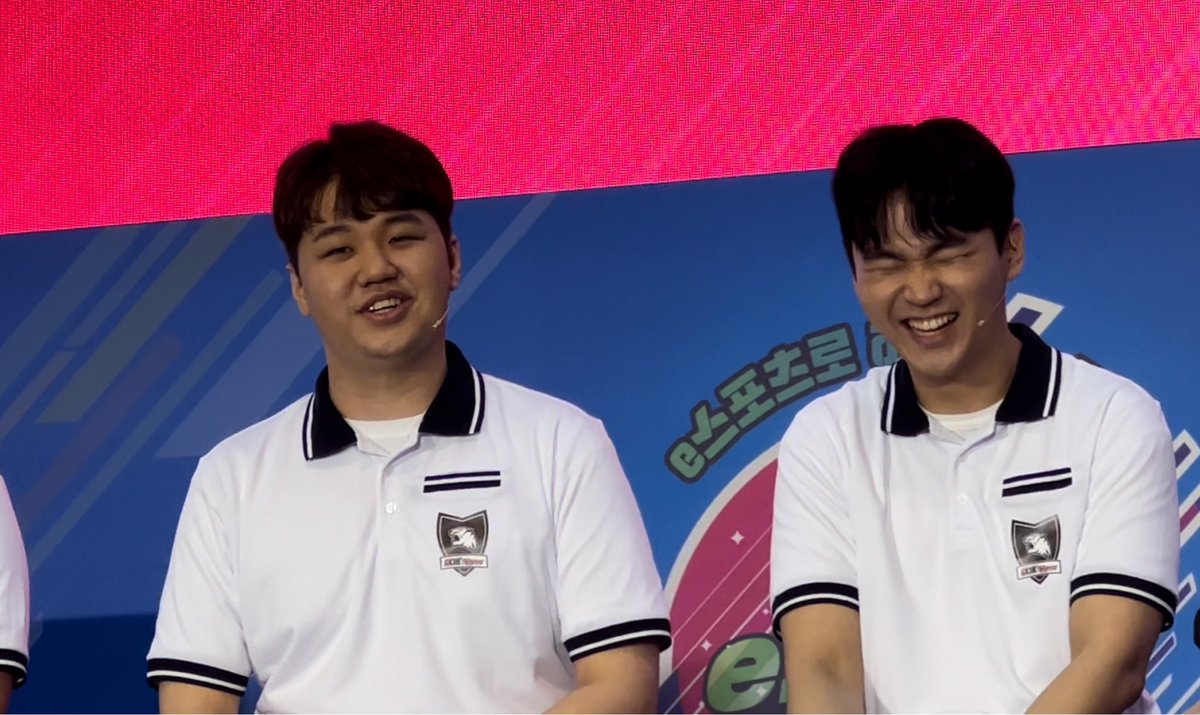 프쑥이 tweet media