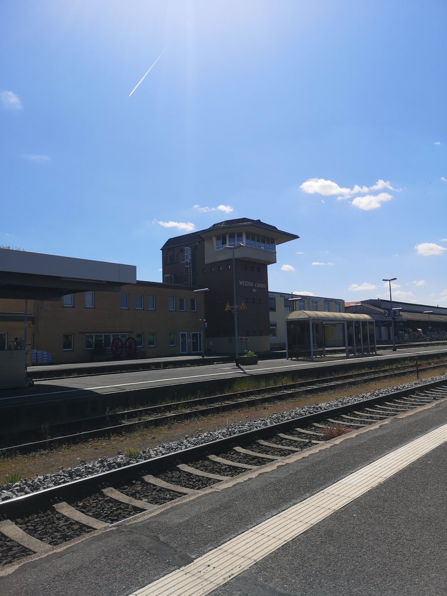 Irgendwo in Bayern. Gestern mit 90 Minuten Verspätung aus Berlin angereist. Heute mit 40 Minuten Verspätung und Umbuchung zurück. #deutschebahn kann vielleicht etwas, aber nicht Zugfahren.