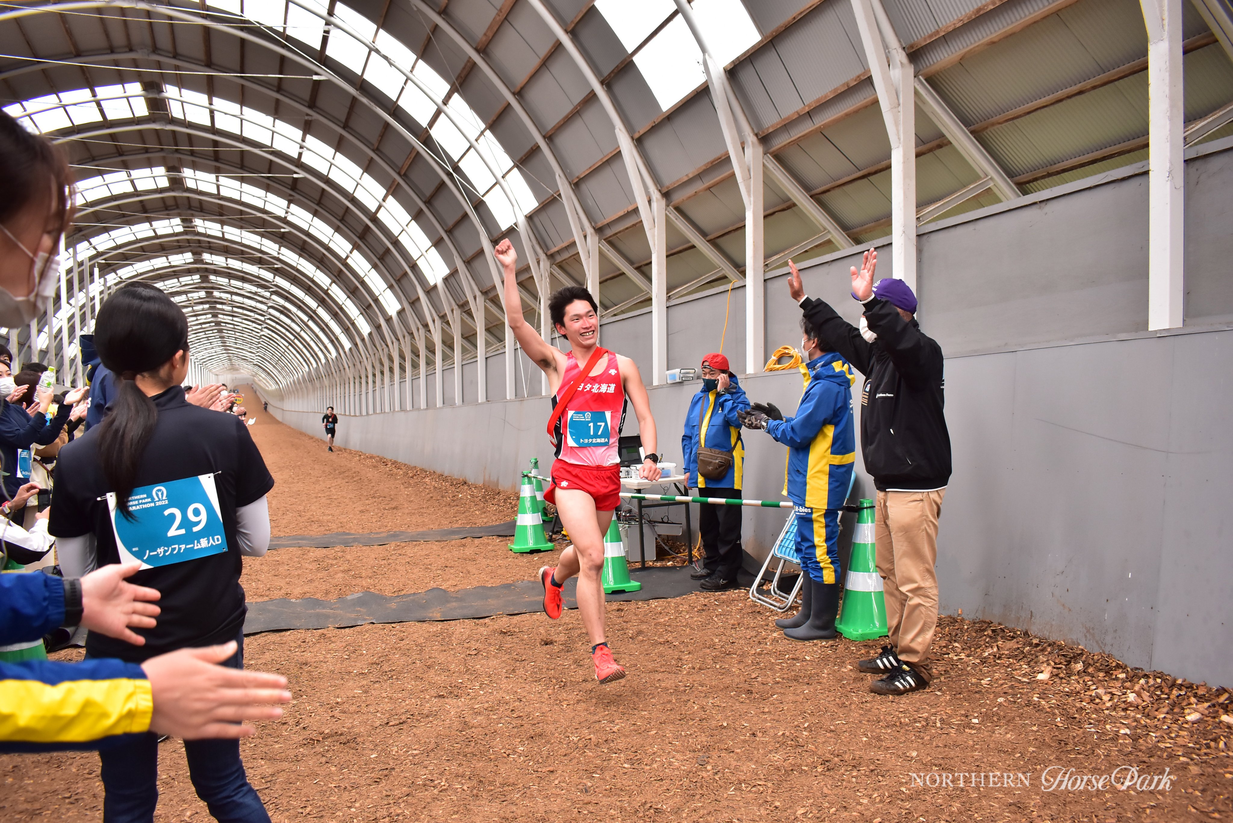 ノーザンホースパーク 本日 ノーザンホースパーク駅伝22が開催されました 競走馬の調教用坂路を含む約2kmを8周するコースには計34チーム224名のランナーにご参加いただき おおいに盛り上がりました 明日のノーザンホースパークマラソンで3年ぶりに