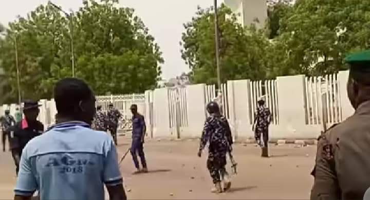 SaharaReporters's tweet photo. PHOTONEWS: Deborah Samuel: Two Injured As @PoliceNG Policemen Disperse Muslim Youths Protesting Arrest Of Suspected Killers Of Female Student At Sultan’s Palace In Sokoto https://t.co/ndseMgL3Sy