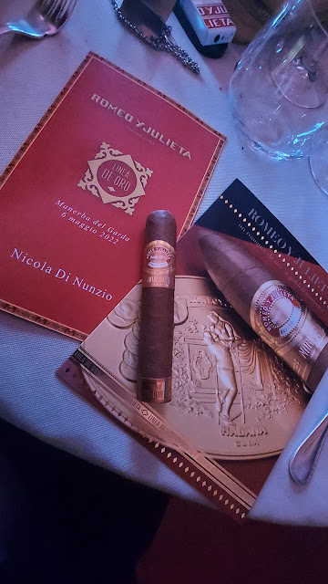 NicolaDiNunzio7's tweet photo. Grande serata dedicata a Romeo y Julieta @Habanos_Oficial
.
👉 Leggi l'articolo: https://t.co/36CZ7rvrhz
.
#NicolaDiNunzio #Globetrottercigars #NdnJournalist #journalist #giornalista #habanos #cuba #sigari #News #AnteprimaNazionale #RomeoYJulieta #LineaDeOro #DiademaSpa #Italia https://t.co/WuWzyi3Odg