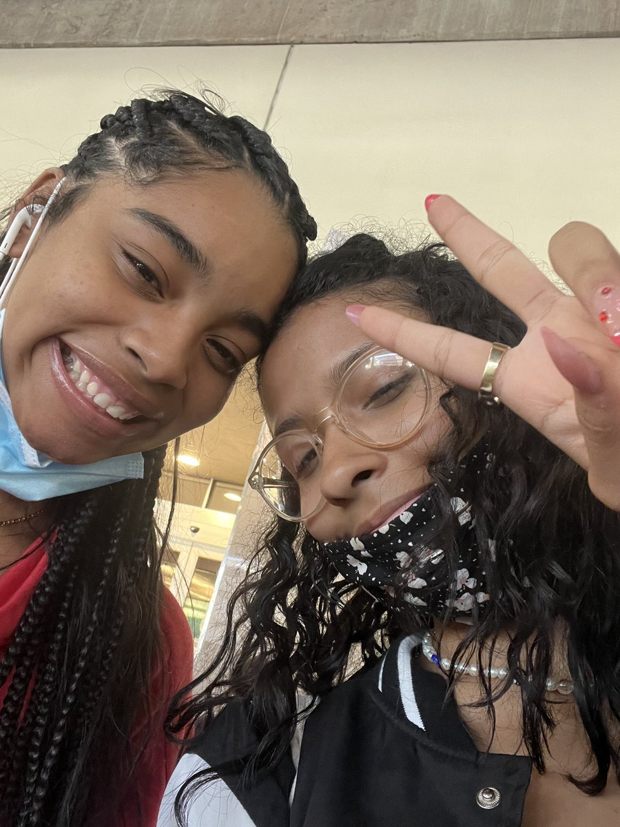 MadisonReyesHQ's tweet photo. Reunited wit the bestie @thejadahmarie https://t.co/NlWXZtxwF0