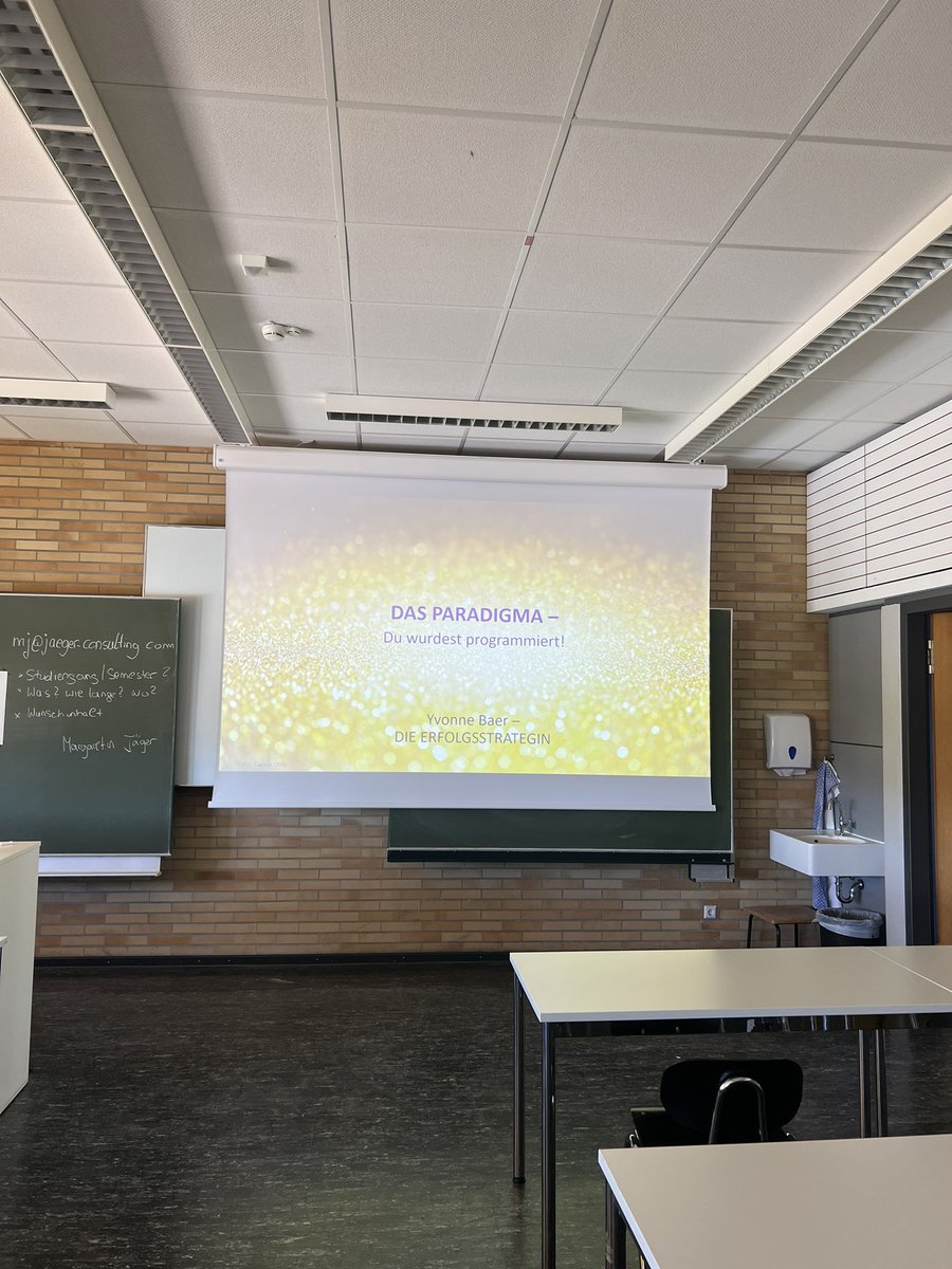 Jetzt geht es los mit meiner Session zum Thema Paradigma und wie du es für deinen Erfolg ändern kannst. #bchn22