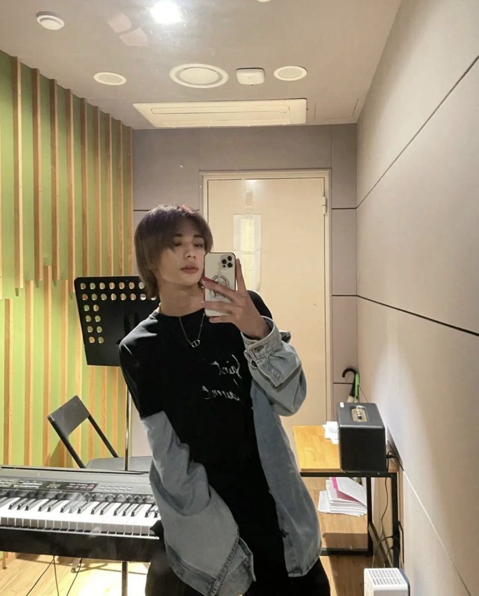 hyunjinpost's tweet photo. instagram update https://t.co/P6PkuyBHz7