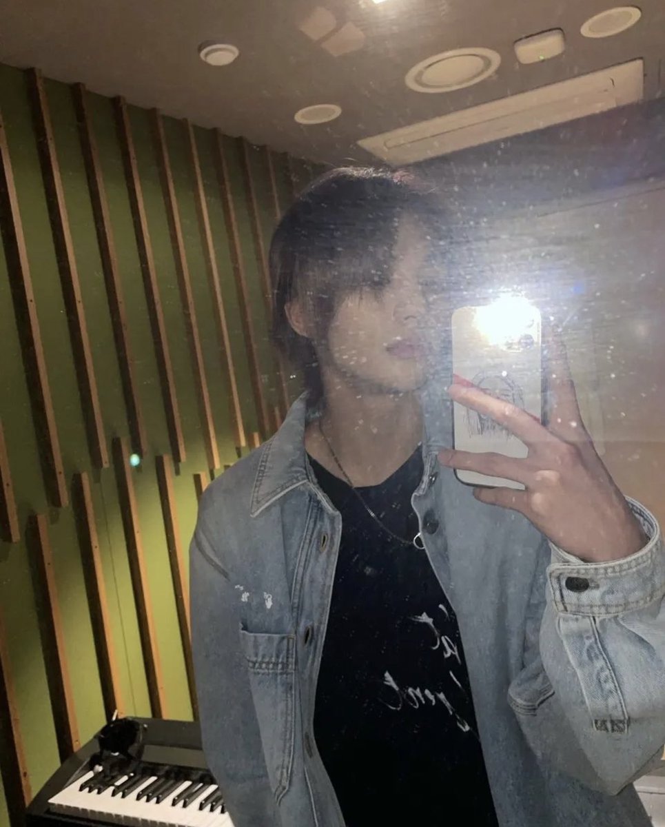 hyunjinpost's tweet photo. instagram update https://t.co/P6PkuyBHz7