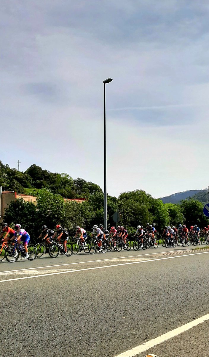 Amaia_Esnaola's tweet photo. Aupa neskak!! 
@ehitzulia #Emakumeentxirrindularitza
#ezdamoda #noesmoda https://t.co/lqyaJ3NR32