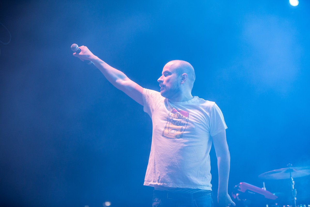 evropska_kuca's tweet photo. Sinoć je publika u Podgorici plesala i pjevala uz @buckesidi #whosee #vojkov . 🎸🔥
Donosimo djelić sjajne atmosfere sa koncerta povodom #DanEvrope i otvaranja #EvropskaKuća. 🇪🇺⚡️
#EUzaCG https://t.co/UrG6gasfkx