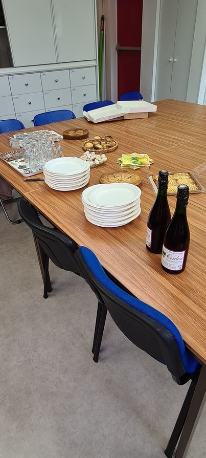 ValentinHauy64's tweet photo. La réunion des bénévoles de Bayonne et alentours s'est tenu le 13 mai dans notre local bayonnais et s'est terminée par un très bon goûter https://t.co/dN4WZct8nH
