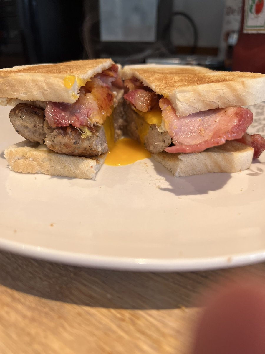 SAMPIT7's tweet photo. Starting #facupfinalday off with a belting @pipersfarm sausage bacon and egg ๐๐ฝ top drawer https://t.co/7a8nJJici6
