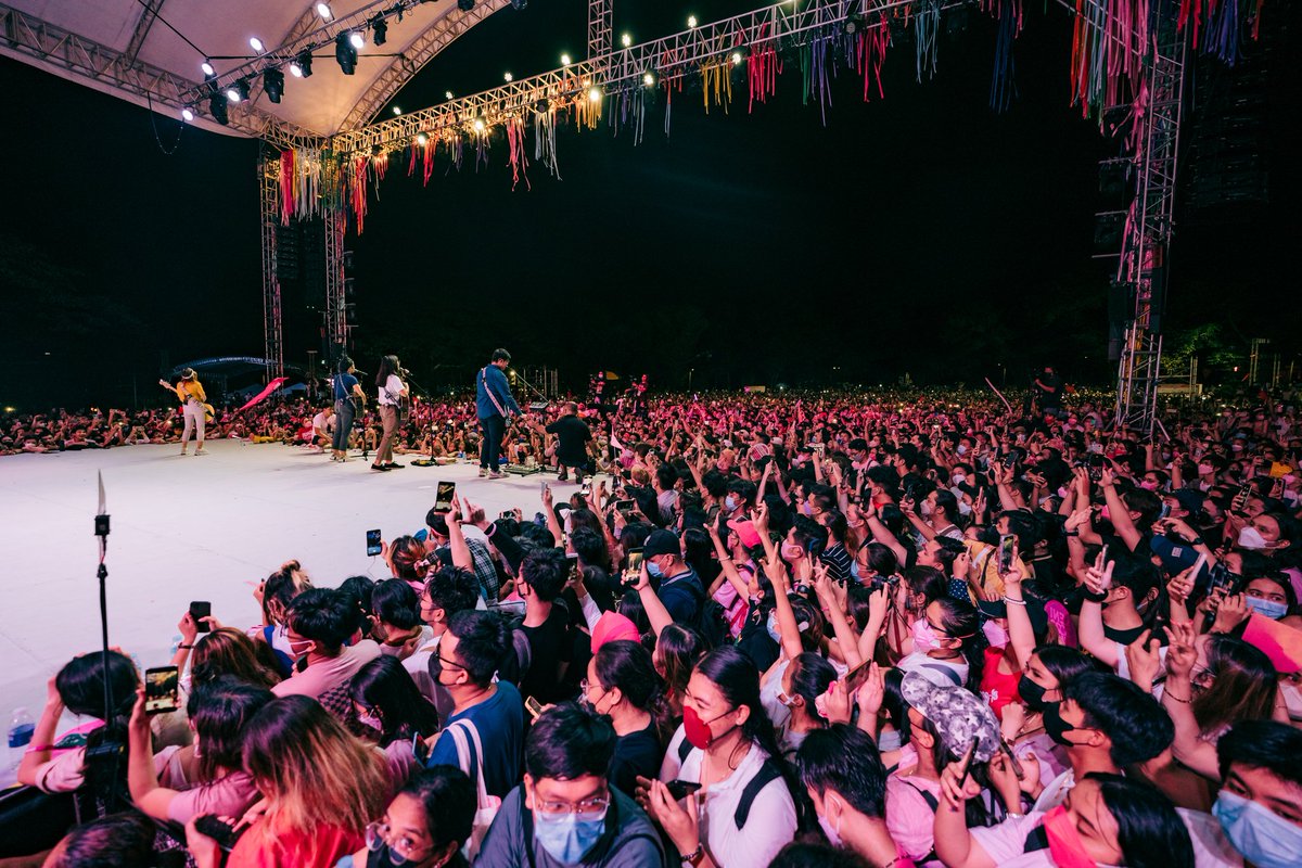 BenAndBenMusic's tweet photo. We'll always be grateful for having been given the chance to serve, as volunteers for this movement. Pilipinas, Paninindigan Kita! 

(Photos by @angelomendo from last night's #LeniKikoPasasalamat) https://t.co/7PZGij2vA7