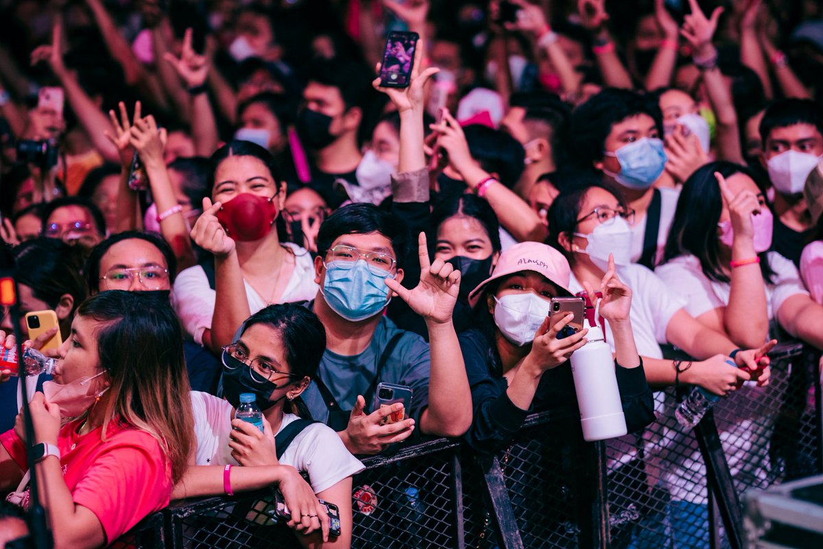 BenAndBenMusic's tweet photo. We'll always be grateful for having been given the chance to serve, as volunteers for this movement. Pilipinas, Paninindigan Kita! 

(Photos by @angelomendo from last night's #LeniKikoPasasalamat) https://t.co/7PZGij2vA7