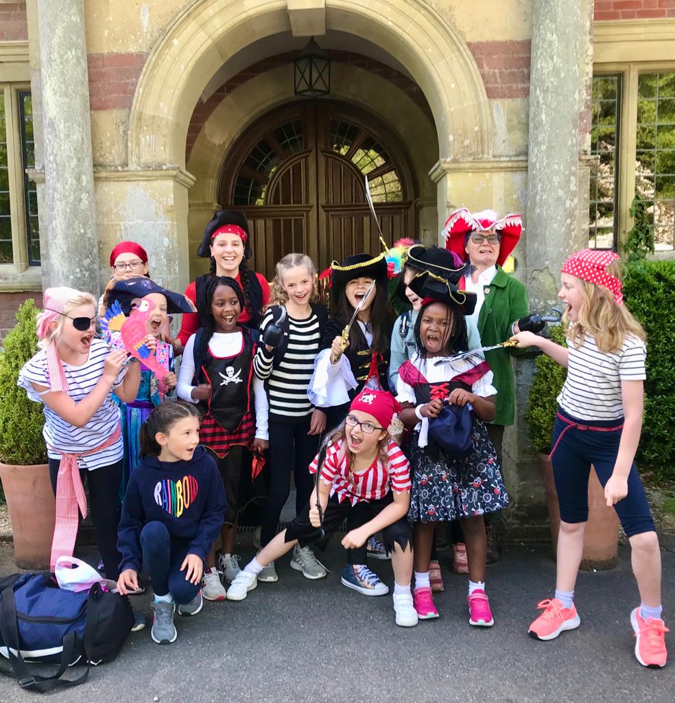 FSM_Boarding's tweet photo. The 1st Sandle Manor Swashbucklers &amp; Buccaneers are ready for adventuring! A veritable band of Ne’er-do-wells! Brownie Camp, here we come!

#Brownies #camp #adventure #learning #education #independentschool #Hampshire https://t.co/1Ok46QsOEA