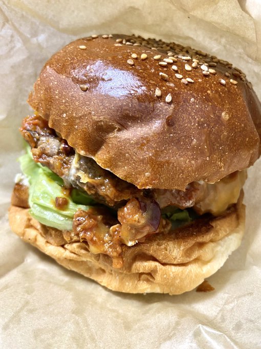 酒輪おんさんのハンバーガー作る配信流してて食べたくなったので奮発。メキシカンバーガーうまそう。ハラペーニョ効いたモン食べたかったの。 