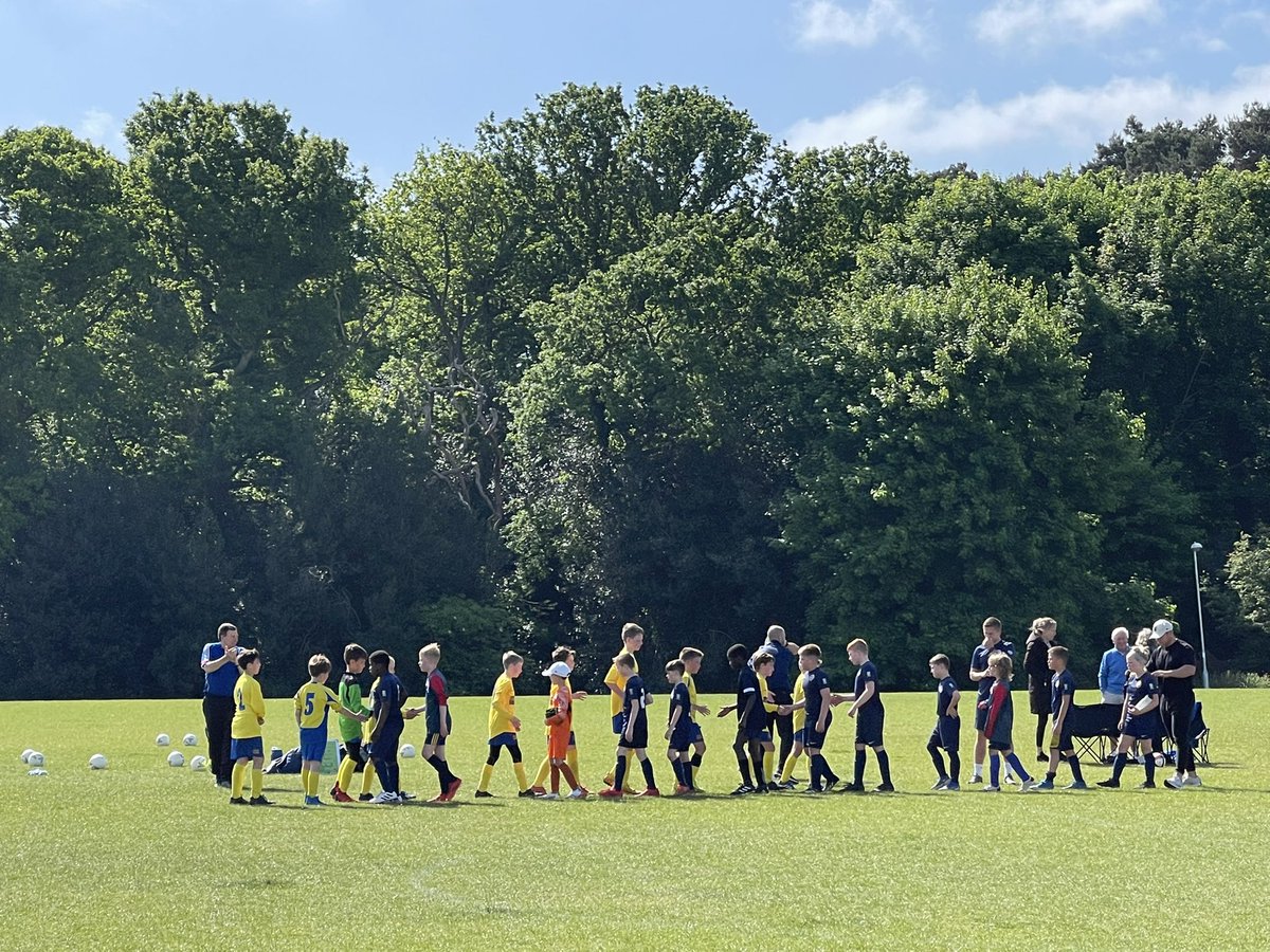 DavidBurton1971's tweet photo. Well played @AscotUnitedFC U11s Aces
…new team, new sized pitch, bigger goals, offsides = No problem ✅
Terrific “friendly” today v @B_AthleticFC
#ItsAllAboutDevelopment 💙💛 https://t.co/uu2C5Gg1Uh