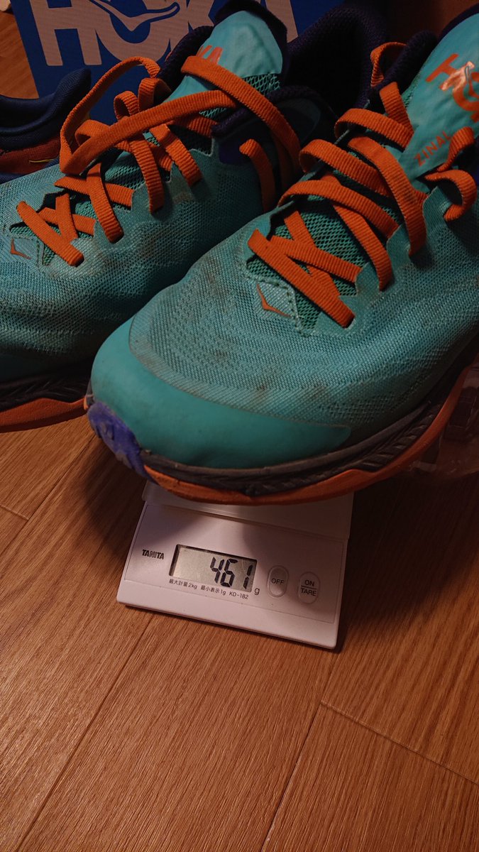 wS0D8etAs4OnNWP's tweet photo. 先日の #ヤマホカ キャンペーンで当選した #スピードゴート5 届きました!公式( @hoka_japan )さん、ありがとうございます!折角なので(?)重さ計ってみました!←
#HOKAONEONE
#SPEEDGOAT5
#ZINAL
#ついでに
#ソールツルツルになった
#SPEEDGOAT2
#も https://t.co/zeA2jCVXuu