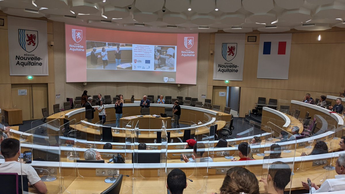 al_rousset's tweet photo. C'est parti ! Avec @karinedesroses à la cérémonie de récompenses aux 31 médaillés des Olympiades des métiers. Une affection particulière pour cette opération de @WorldSkillsFR qui fait tomber des barrières et donne du sens https://t.co/cke73mGmQj