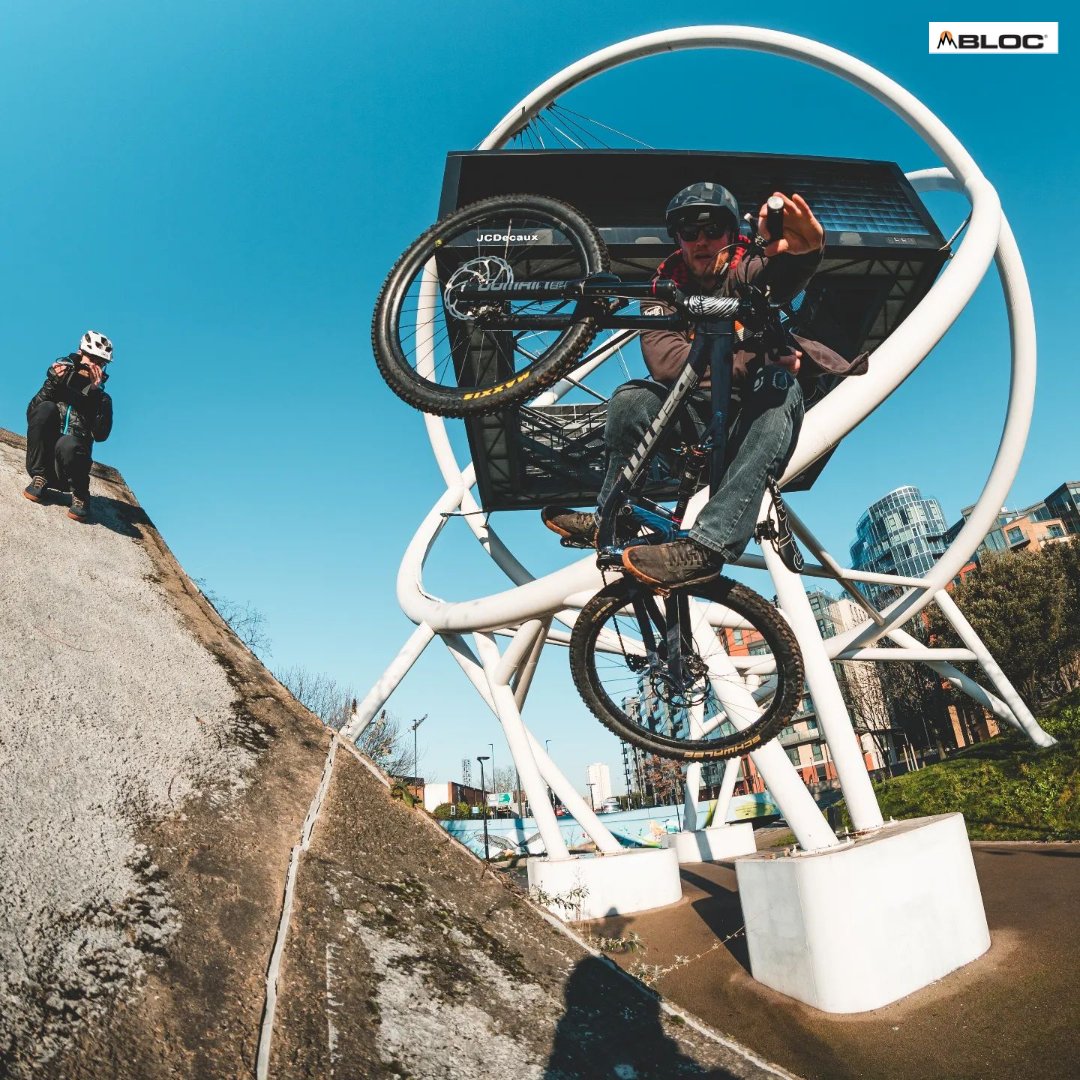 Great shot from jerseyt and briggy_smalls - definitely needed the BLOC sunnies in the London sunshine! 
Insta @ jerseyt @ briggy_smalls #bloc #bloceyewear #mtbglasses