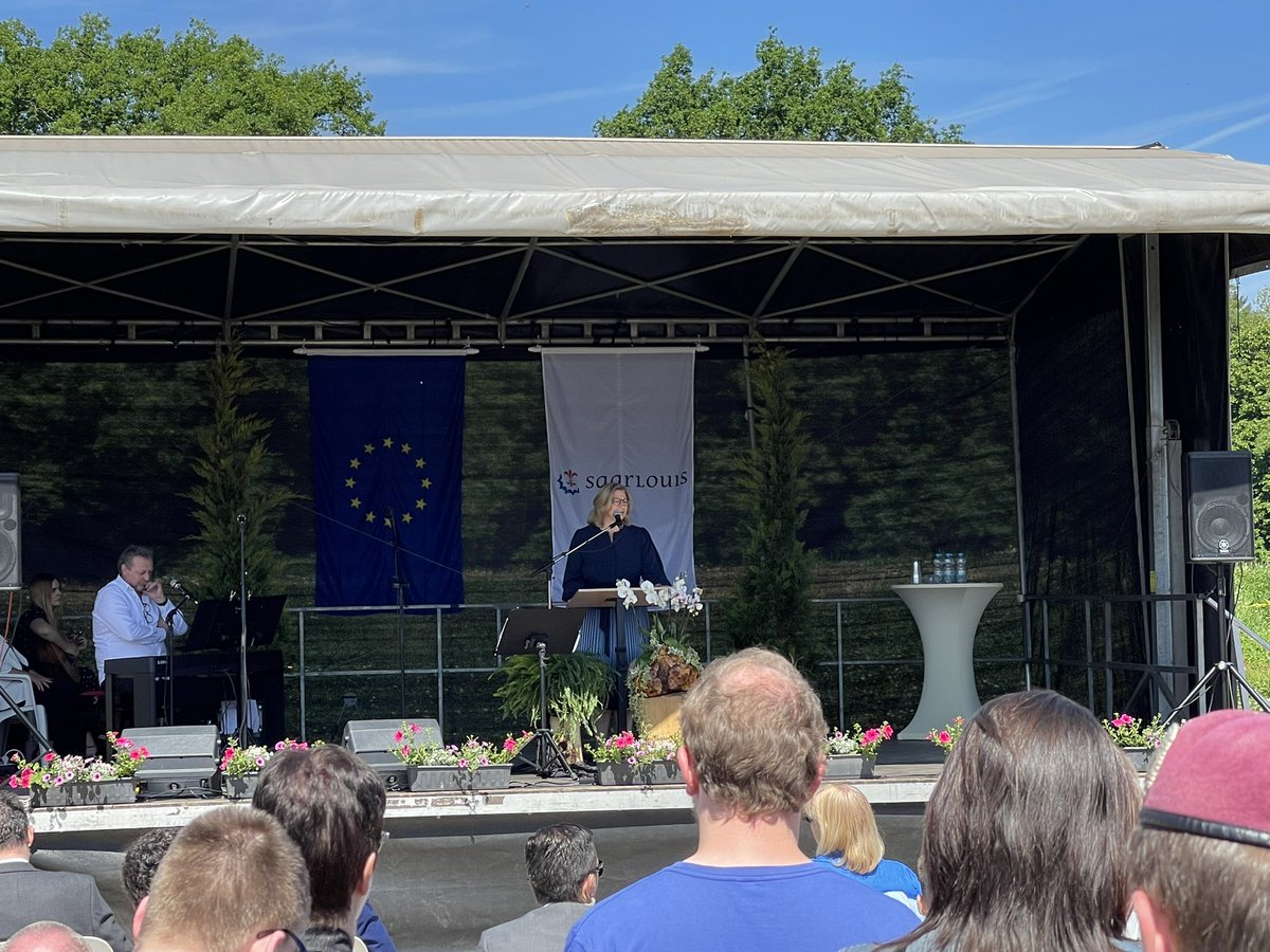 mareinicke's tweet photo. Heute bei der Einweihung des Roland-Henz-Platzes in #Saarlouis. Roland Henz war langjähriger Mitarbeiter von #Saarstahl und Vorsitzender der Vertrauensleute der @IGMetall_Voelkl. @AnkeRehlinger und @HeikoMaas erinnerten an den beliebten Politiker und Menschen Henz. @SHS_Stahl https://t.co/cNTdlHgqLF