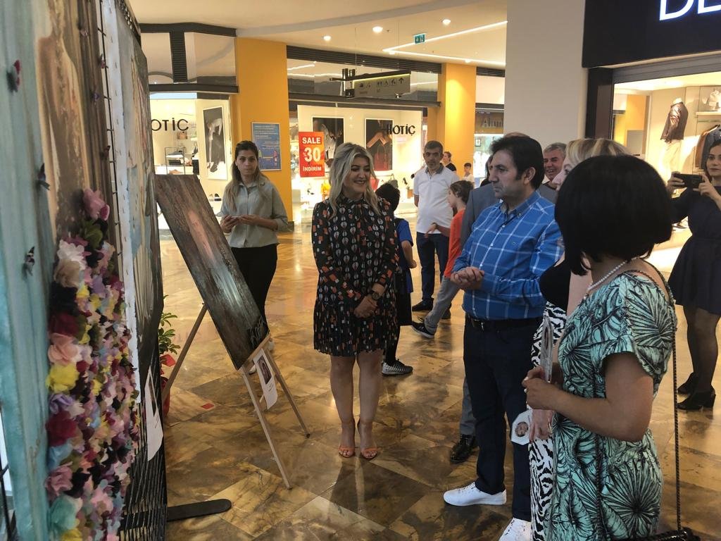 Merkezefendi_K's tweet photo. Kaymakamımız Sn. Dr. Adem Uslu, Hacı Halil Bektaş Ortaokulu tarafından düzenlenen ‘Küçük İşler Büyük Eserler’ adlı karma resim sergisi açılışına katıldı. https://t.co/0iZhLpMHDx