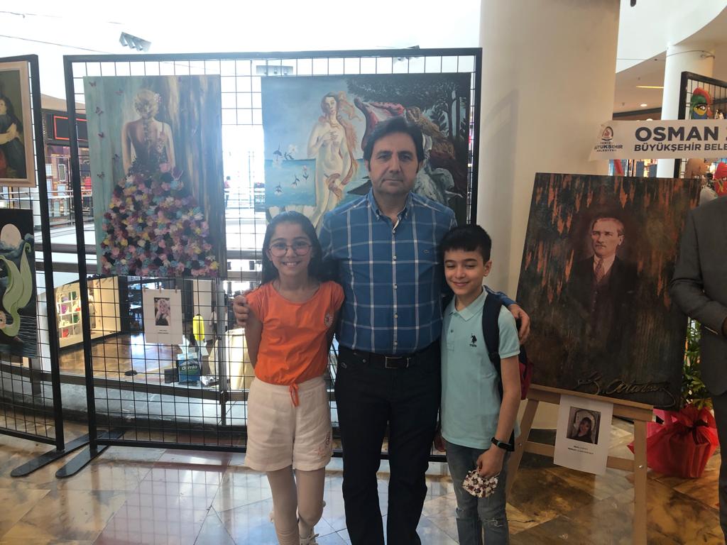 Merkezefendi_K's tweet photo. Kaymakamımız Sn. Dr. Adem Uslu, Hacı Halil Bektaş Ortaokulu tarafından düzenlenen ‘Küçük İşler Büyük Eserler’ adlı karma resim sergisi açılışına katıldı. https://t.co/0iZhLpMHDx