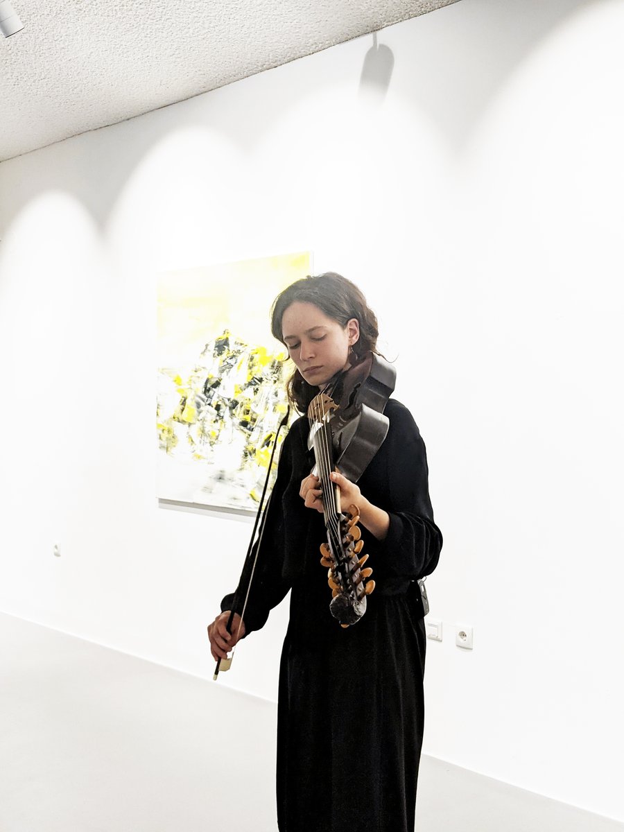 Amart_Galerie's tweet photo. Wir danken Sarah Maria Dragovic (Bratsche), Schayam Kazemi (Hackbrett, Notation), Enikö Cseh (Flöte) und Vienna City Gallery Walk für den großartigen Nachmittag und Abend gestern!
Wir freuen uns, das nächste Mal wieder mit dabei zu sein!
#Saar #InnerSpaces #Amart #Vienna https://t.co/owHiq12AX5