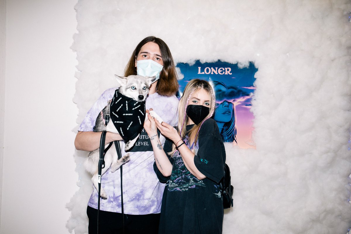 thequvia's tweet photo. @awonderland dude if you see this you look like @porterrobinson https://t.co/A1vIzbBOVA
