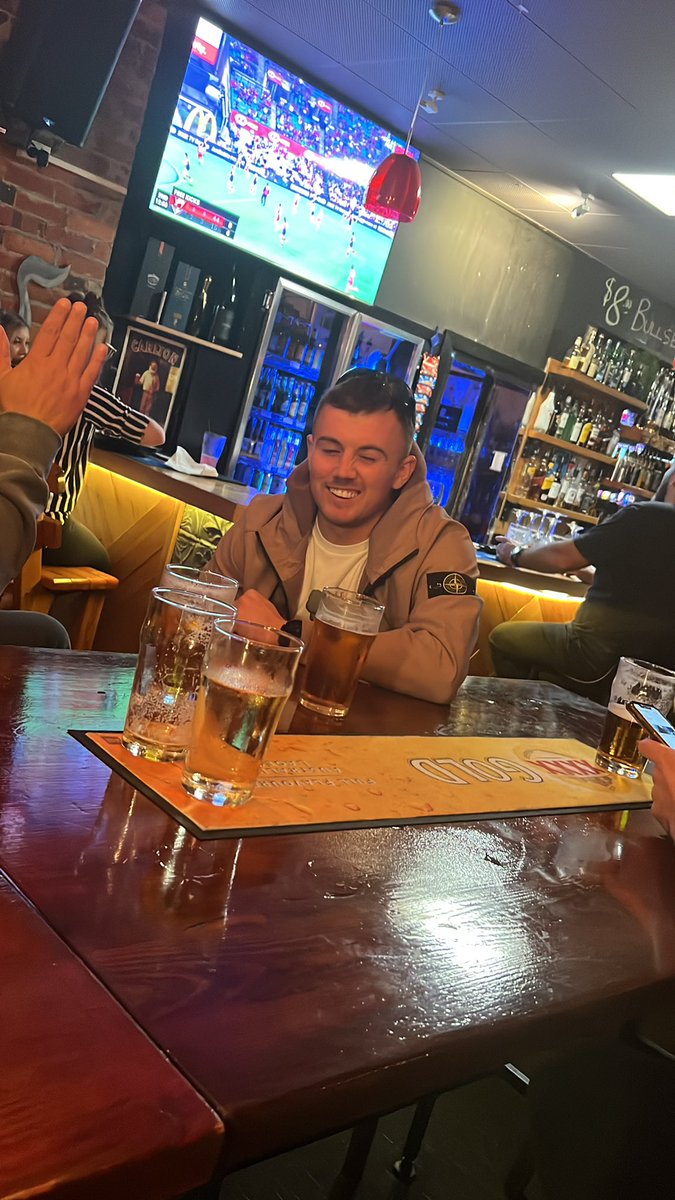 Telling a bullshit story in a pub in Australia, arm leaning on the table to show the badge , pretty standard attempt have to give it a 6.4/10