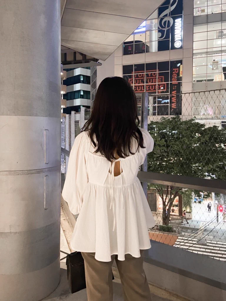 背中が開いたトップスにはこれ♡インナーに最適な「バックオープンブラ」