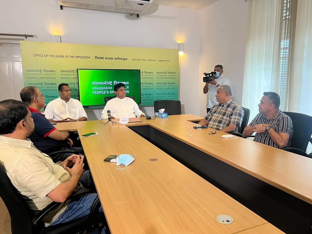 Vidiyallk's tweet photo. 4 MPs of #SLMC and #ACMC who voted #20thAmendment met Opposition Leader @sajithpremadasa today #lka #SriLanka #SriLankaCrisis https://t.co/i3sAA9NWKV